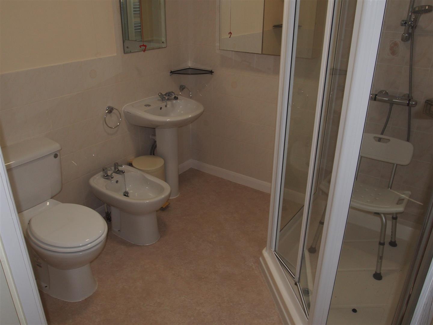 Spacious Bathroom and wc